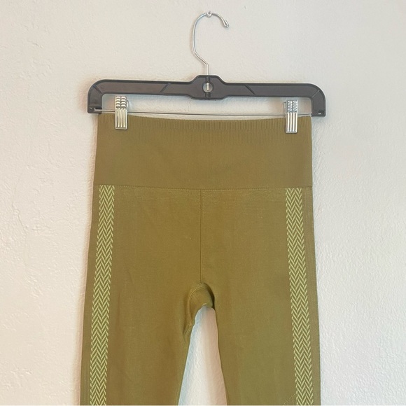 Fabletics Green Performance Leggings - Picture 2 of 7
